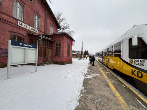 Po likwidacji przystanku w Mikułowej są odcięci od świata. Chcą, by pociągi znów zatrzymywały się w ich wsi - 1