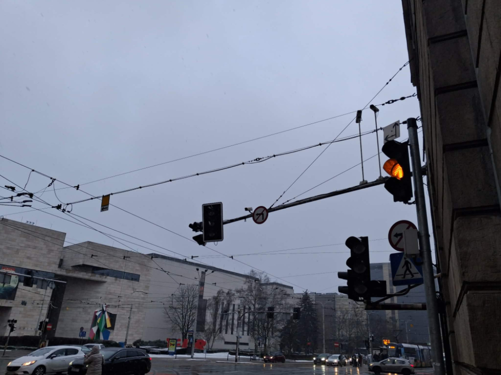 Uwaga kierowcy! Skrzyżowanie w centrum Wrocławia bez sygnalizacji - Poranne utrudnienia przy Capitolu.