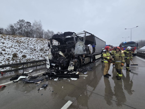 Wypadek ciężarówek, busa i osobówki na A4. Autostrada zablokowana, ogromne utrudnienia - 0