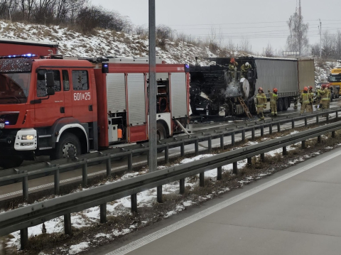Wypadek ciężarówek, busa i osobówki na A4. Autostrada zablokowana, ogromne utrudnienia - 1