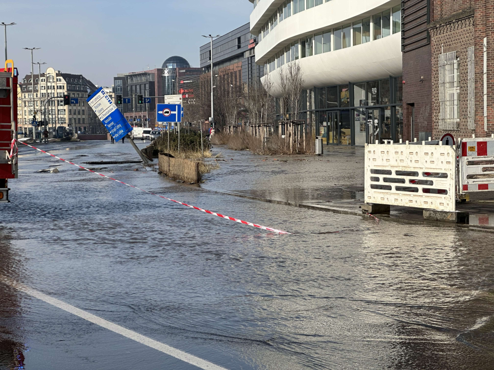 Rzeka na ul. Traugutta we Wrocławiu! Wielka awaria magistrali wodociągowej – Woda na ulicy Traugutta. To awaria magistrali wodociągowej we Wrocławiu.