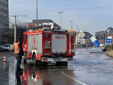 Rzeka na ul. Traugutta we Wrocławiu! Wielka awaria magistrali wodociągowej - 0
