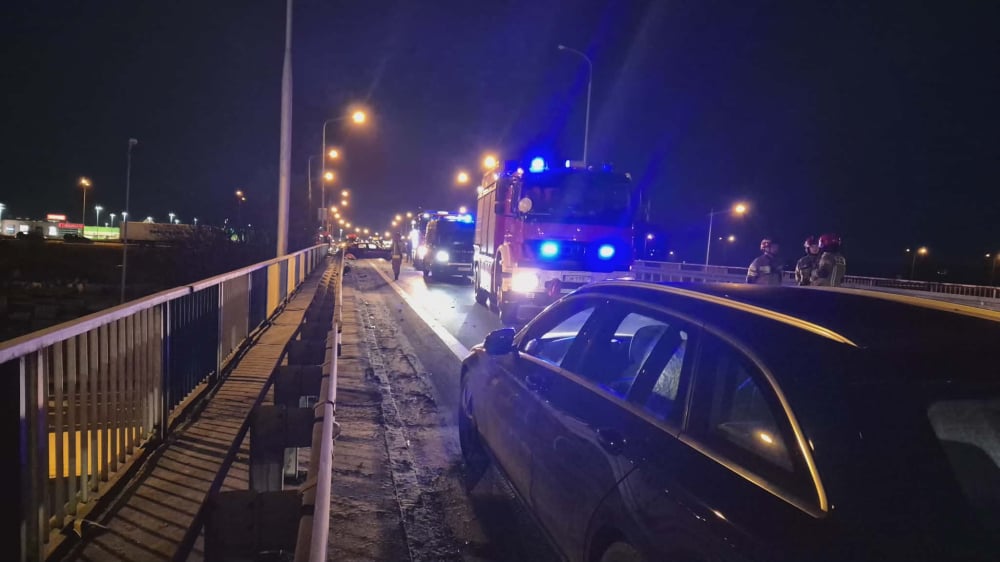 Bielany Wrocławskie: Wypadek na wiadukcie nad autostradą A4. Na miejscu był helikopter LPR, ogromne korki - Bielany Wrocławskie: Wypadek na wiadukcie nad autostradą A4.