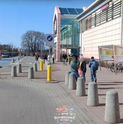 Bielany Wrocławskie: Pożar w centrum handlowym. Kilkaset osób ewakuowanych [ZDJĘCIA] - 2