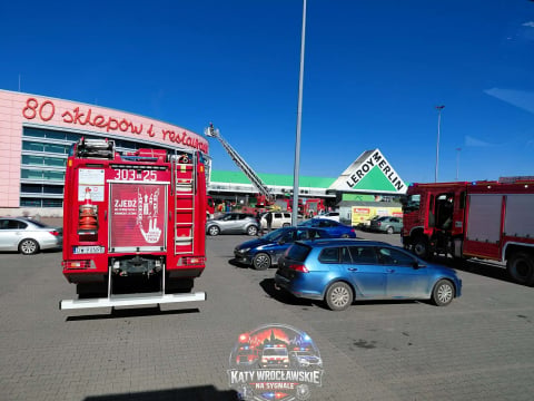 Bielany Wrocławskie: Pożar w centrum handlowym. Kilkaset osób ewakuowanych [ZDJĘCIA] - 3