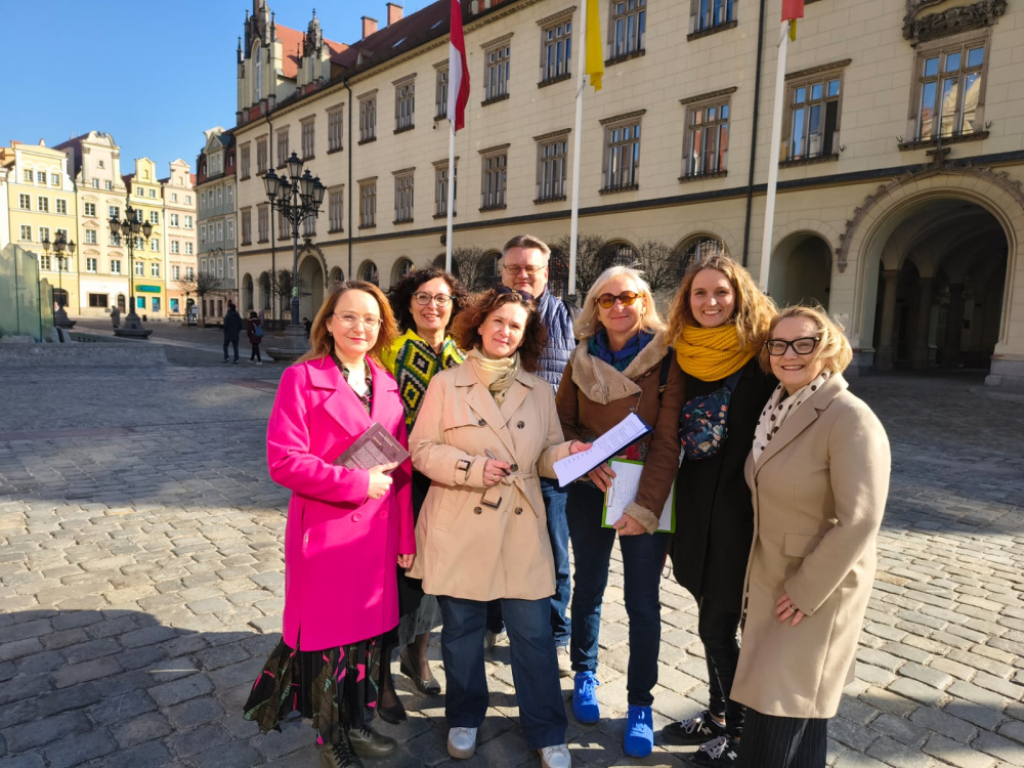 Więcej kobiet w przestrzeni miasta. Wrocław może zyskać Plac Matek Niepodległości - Wrocław ma za mało kobiecych patronek ulic. Radne proponują zmianę