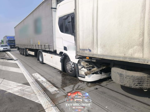 Autostrada A4 była zablokowana niedaleko Wrocławia. Zderzyły się trzy ciężarówki [ZDJĘCIA] - 0
