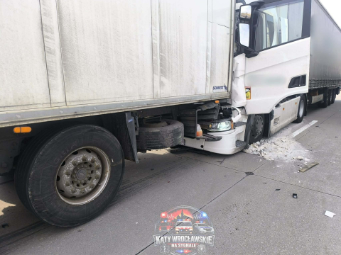 Autostrada A4 była zablokowana niedaleko Wrocławia. Zderzyły się trzy ciężarówki [ZDJĘCIA] - 9