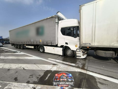Autostrada A4 była zablokowana niedaleko Wrocławia. Zderzyły się trzy ciężarówki [ZDJĘCIA] - 5