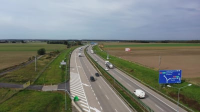 Montują odcinkowy pomiar prędkości na autostradzie A4. Są utrudnienia dla kierowc&oacute;w