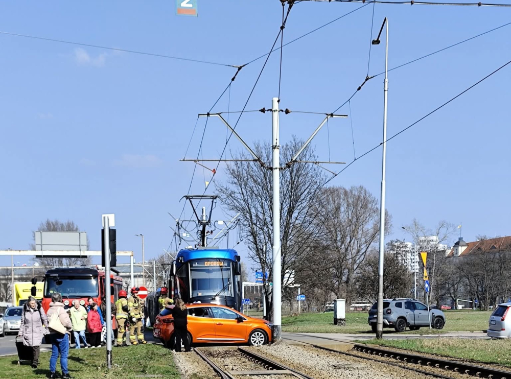 Zderzenie tramwaju z samochodem w centrum Wrocławia. Były duże utrudnienia - W tym miejscu tramwaj zderzył się z samochodem osobowym.