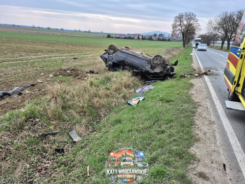 Dachowanie samochodu osobowego. Dwie osoby w ciężkim stanie trafiły do szpitala [ZDJĘCIA] - 1