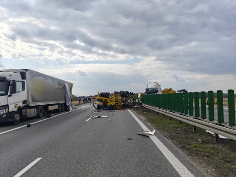Trasa S8 była zablokowana w obu kierunkach. Zderzyły się dwie ciężarówki - 1