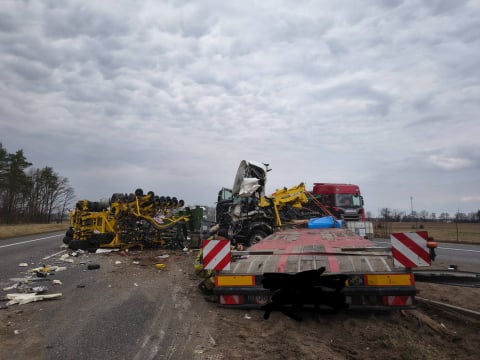 Trasa S8 była zablokowana w obu kierunkach. Zderzyły się dwie ciężarówki - 2