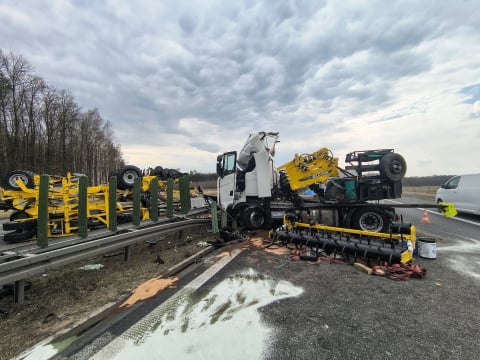 Trasa S8 była zablokowana w obu kierunkach. Zderzyły się dwie ciężarówki - 3