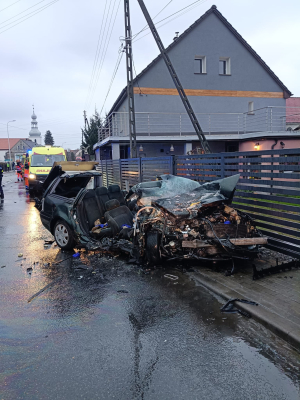 Tragedia na DK8. Trzy osoby nie żyją po zderzeniu z ciężarówką na łuku drogi - 1