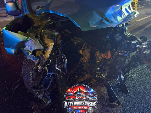Wypadek na Moście Rędzińskim. Z samochodu aż wypadł silnik! [ZDJĘCIA] - 0