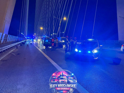Wypadek na Moście Rędzińskim. Z samochodu aż wypadł silnik! [ZDJĘCIA] - 5