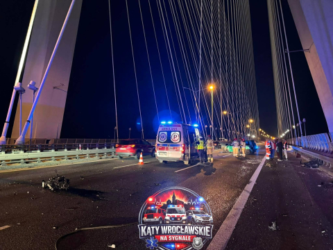 Wypadek na Moście Rędzińskim. Z samochodu aż wypadł silnik! [ZDJĘCIA] - 6