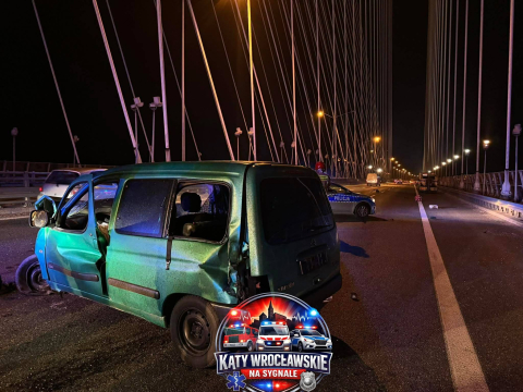 Wypadek na Moście Rędzińskim. Z samochodu aż wypadł silnik! [ZDJĘCIA] - 7
