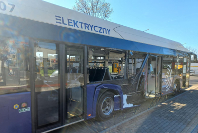 Wyrwał ogromną dziurę w autobusie i uciekł. Policja szuka kierowcy koparki [AKTUALIZACJA]