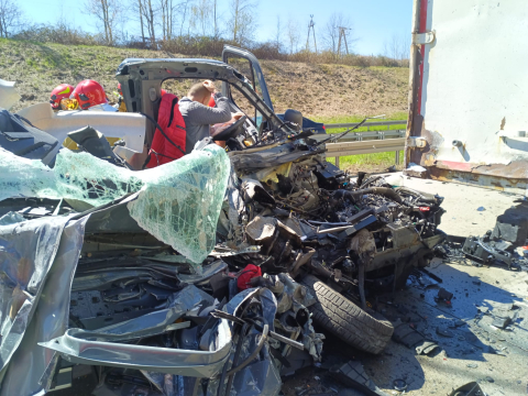 "Kierowca busa cudem ocalał". O włos od tragedii na autostradzie A4 [ZDJĘCIA] - 1