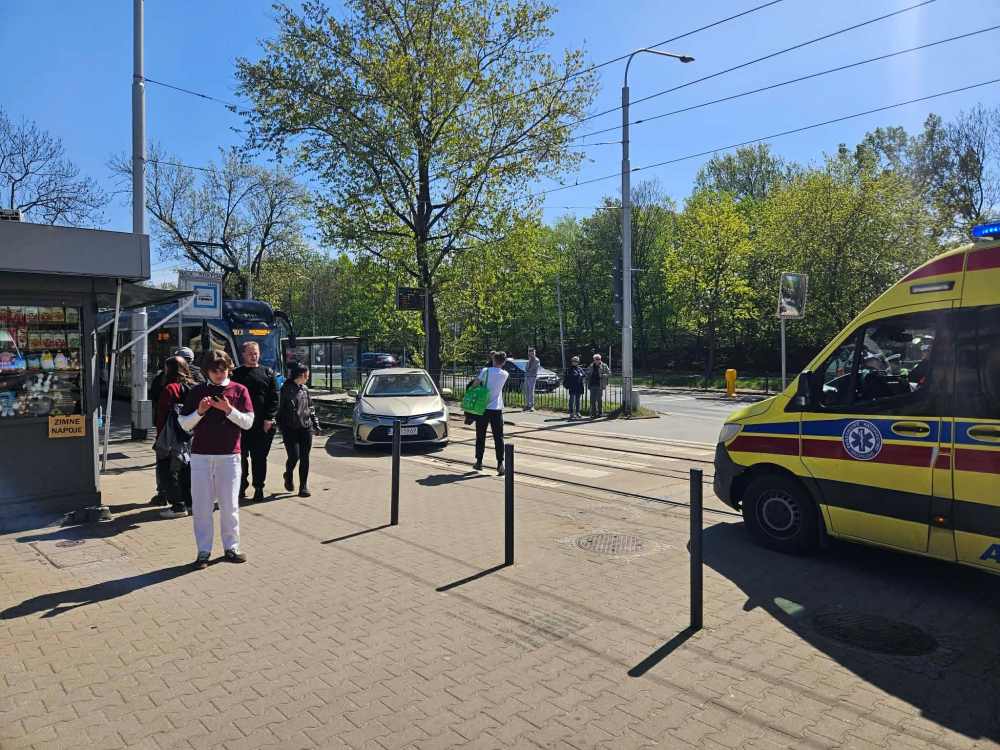Kolizja samochodu z tramwajem. Utrudnienia przy Hali Stulecia - Kolizja tramwaju z samochodem osobowym.