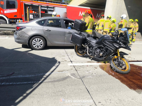 Trudny dzień na autostradzie A4. Wypadek motocyklisty i karambol - 0