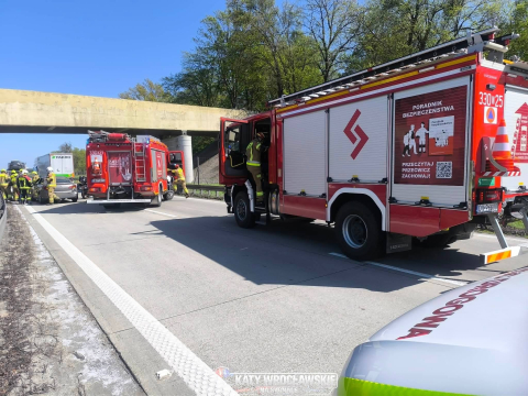 Trudny dzień na autostradzie A4. Wypadek motocyklisty i karambol - 1