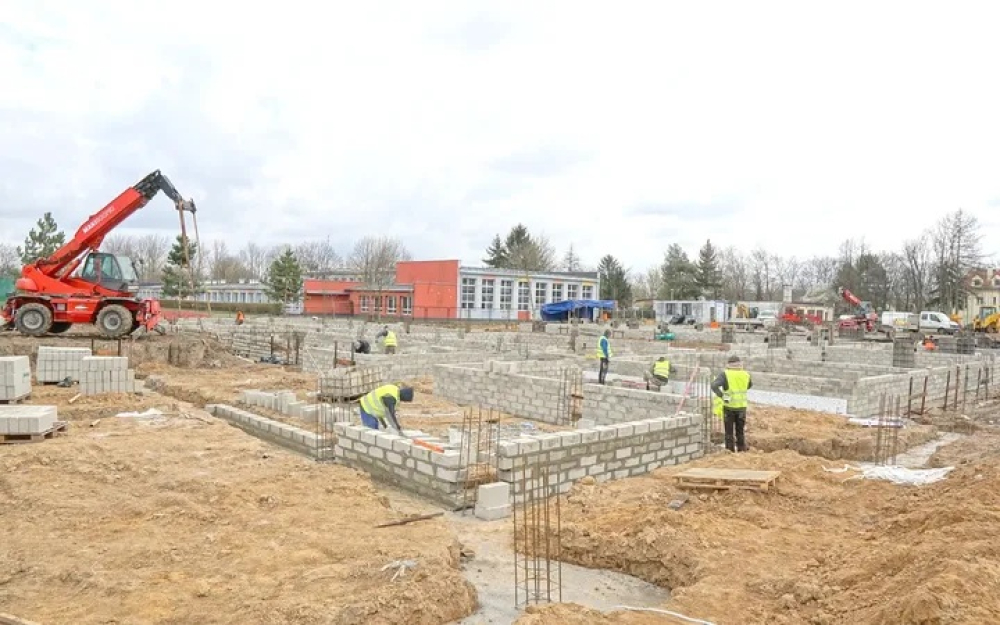 Nowe przedszkole powstaje w Strzelinie. Już we wrześniu przyjmie 175 dzieci - Był pusty plac, będzie nowoczesny budynek. Przedszkole ruszy we wrześniu.