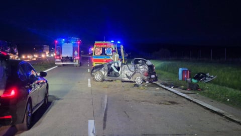 Zderzenie dwóch samochodów na A4. Trzy osoby są ranne, jedna jest poszukiwana - 0