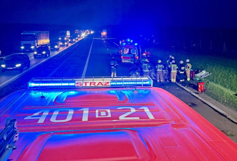 Zderzenie dwóch samochodów na A4. Trzy osoby są ranne, jedna jest poszukiwana - 2
