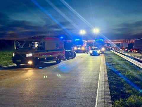 Zderzenie dwóch samochodów na A4. Trzy osoby są ranne, jedna jest poszukiwana - 3