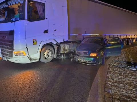 Nietrzeźwa nastolatka uciekała przed policją. Skończyło się zderzeniem z ciężarówką [ZDJĘCIA] - 0