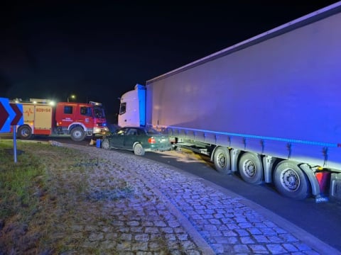Nietrzeźwa nastolatka uciekała przed policją. Skończyło się zderzeniem z ciężarówką [ZDJĘCIA] - 2