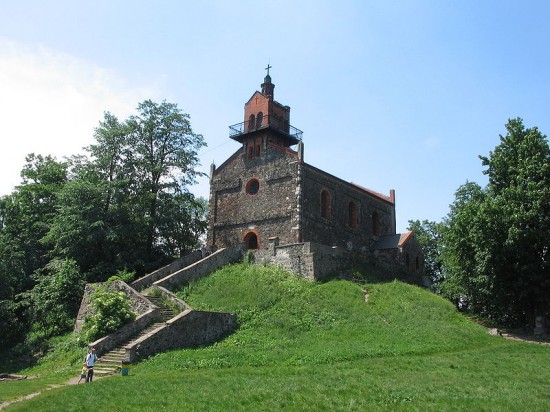 Zabytkowy kościół na Ślęży niszczeje – fot. Adziura/Wikipedia