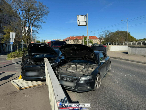 Zderzenie trzech samochodów we Wrocławiu. Duże utrudnienia na alei Kromera [ZDJĘCIA] - 0