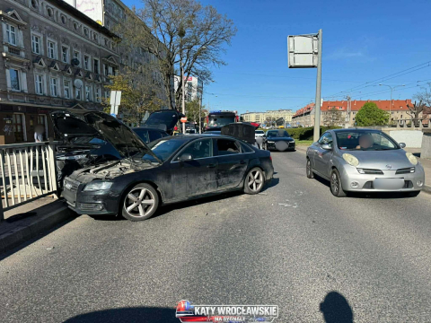 Zderzenie trzech samochodów we Wrocławiu. Duże utrudnienia na alei Kromera [ZDJĘCIA] - 2