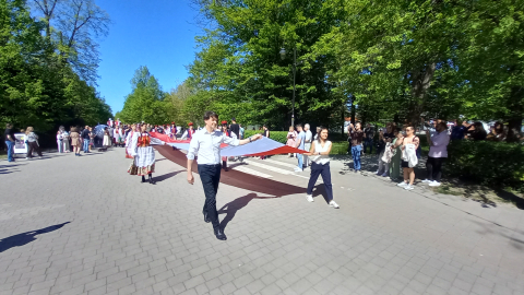Mieszkańcy Legnicy rozwinęli dziś półkilometrową flagę Polski! To był spektakularny widok - 0