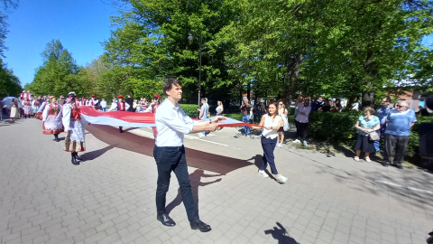 Mieszkańcy Legnicy rozwinęli dziś półkilometrową flagę Polski! To był spektakularny widok - 1