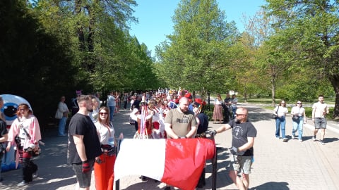Mieszkańcy Legnicy rozwinęli dziś półkilometrową flagę Polski! To był spektakularny widok - 2