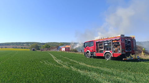 Pożar hałd drewna w Zimniku. Kłęby dymu było widać z wielu kilometrów [ZDJĘCIA] - 2