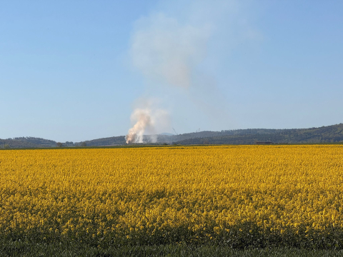 Pożar hałd drewna w Zimniku. Kłęby dymu było widać z wielu kilometrów [ZDJĘCIA] - 4