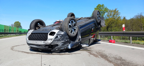 Dachowanie na autostradzie A4. Dwie osoby ranne, trasa była zablokowana [AKTUALIZACJA] - 1