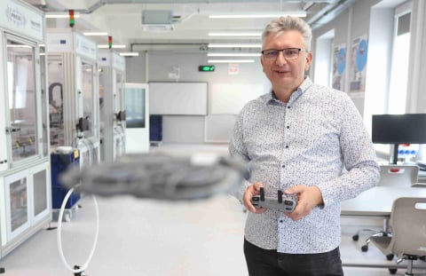 Klasy dronowe we Wrocławiu. Cztery szkoły będą uczyć pilotażu i programowania dronów - 2