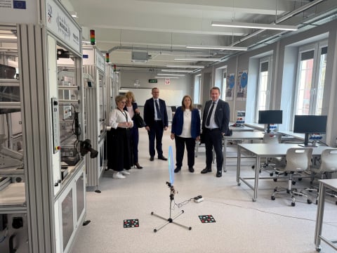 Klasy dronowe we Wrocławiu. Cztery szkoły będą uczyć pilotażu i programowania dronów - 7