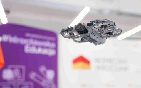 Klasy dronowe we Wrocławiu. Cztery szkoły będą uczyć pilotażu i programowania dronów - 1