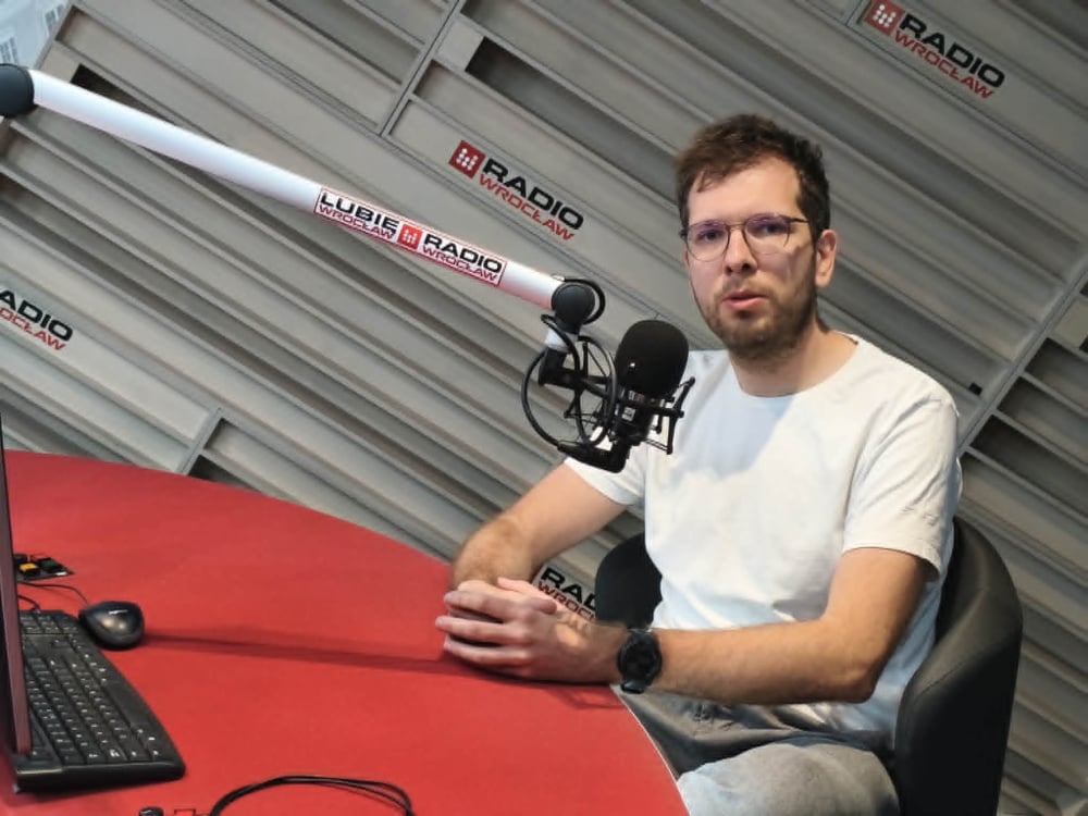 Rozmowa o biznesie: Jak rekomendacje z aplikacji wpływają na turystykę w miastach? - Dr Kamil Smolak w studiu Radia Wrocław.