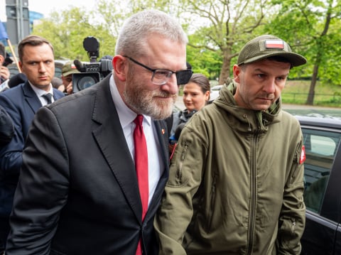 Grzegorz Braun znów nie usłyszał zarzutów. "Opuścił gabinet prokuratora" - 10