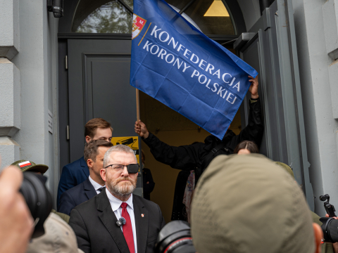 Grzegorz Braun znów nie usłyszał zarzutów. "Opuścił gabinet prokuratora" - 11